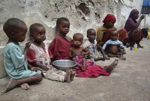 Điều gì gây ra nạn đói ở trẻ em Châu Phi?
