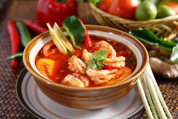 Tom Yum là món canh tôm chua cay với dừa non mang nét đặc trưng của ẩm thực Thái