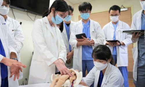 Học Dược có liên thông lên Bác sĩ được không? Những điều cần biết